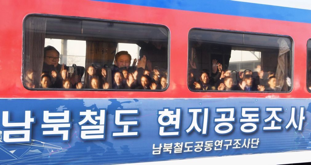 Comboio sul-coreano entra pela primeira vez na Coreia do Norte