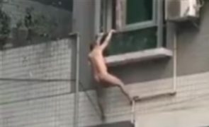 Homem nu cai do quarto andar para escapar a marido da amante [vídeo]