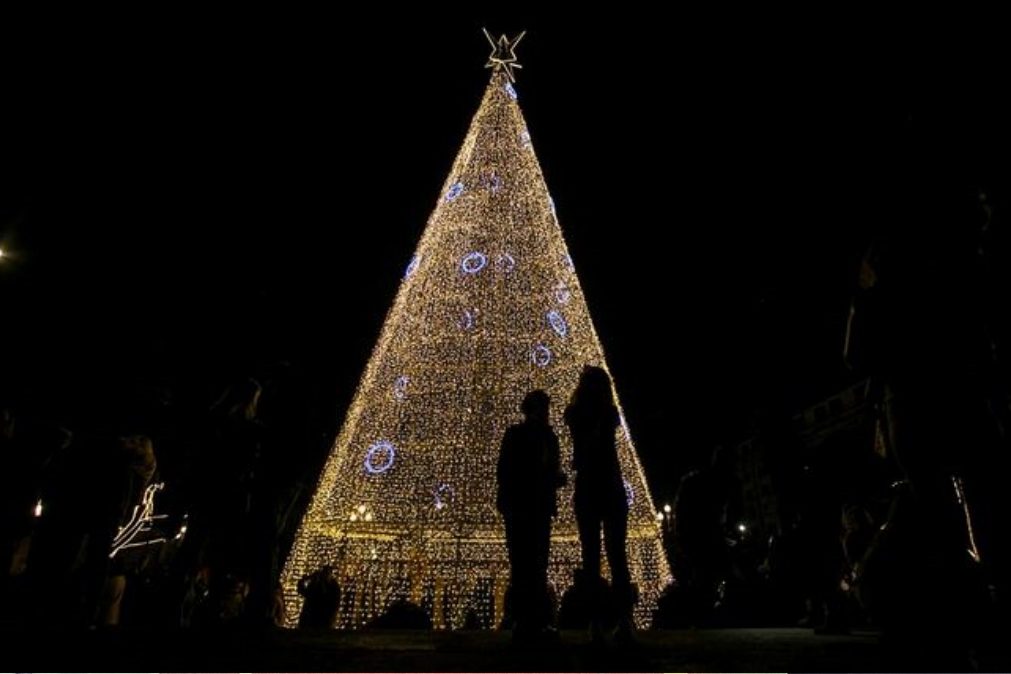 Bombeiro em morte cerebral após acidente em instalação de luzes de Natal