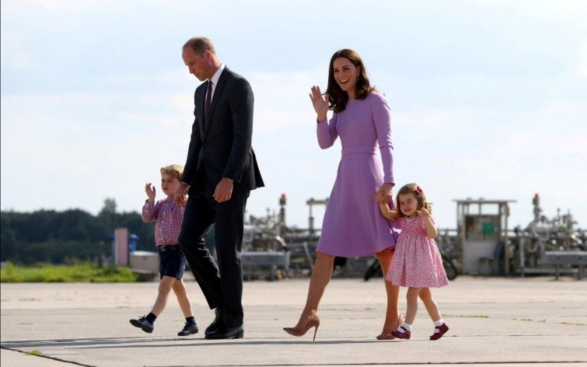 George e Charlotte recebem os primeiros presentes de Natal