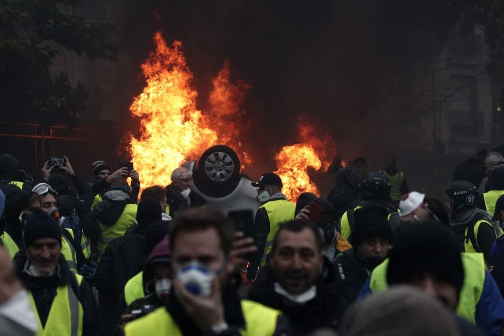 Coletes amarelos: Lojas pilhadas, carros incendiados e confrontos com a polícia
