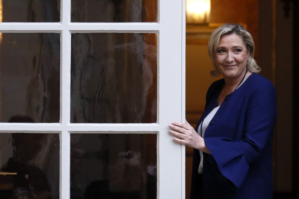 Marine Le Pen pede a Macron 