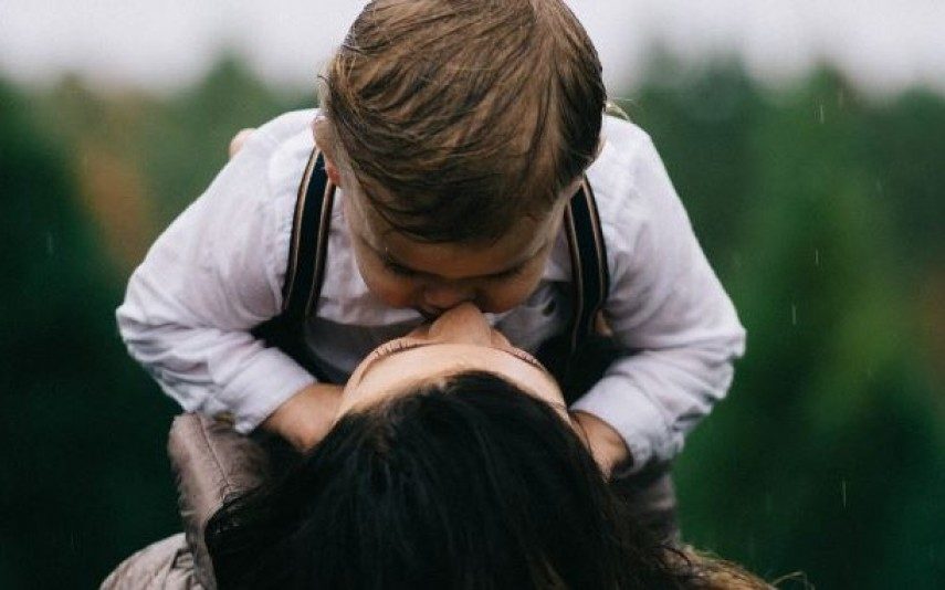 Beija o seu filho na boca? Saiba os riscos que a criança corre