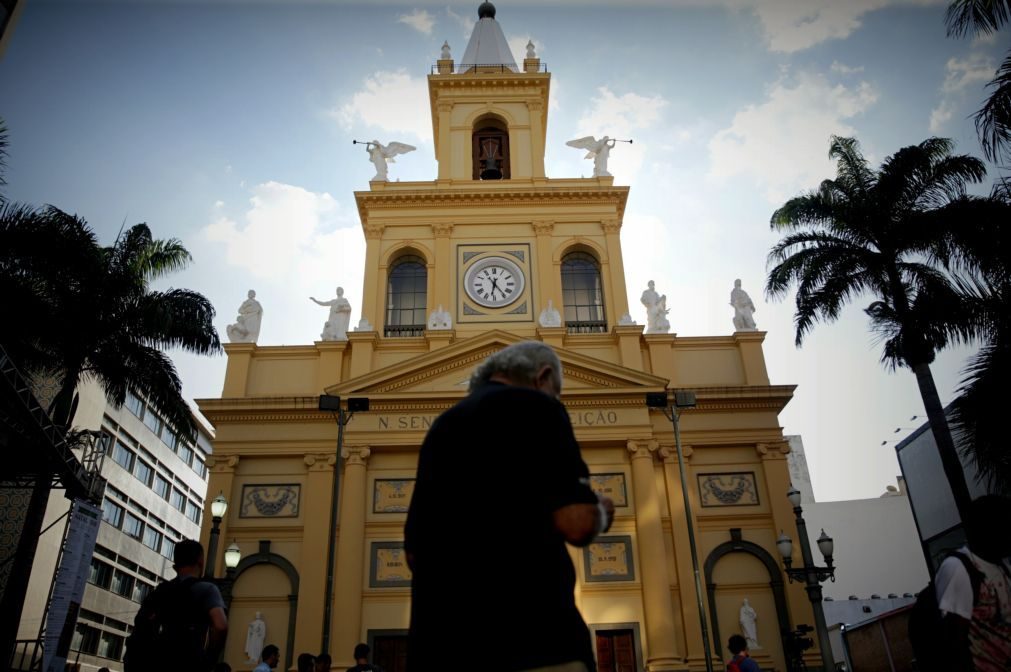 Polícia civil brasileira faz buscas em casa do atirador de igreja em São Paulo