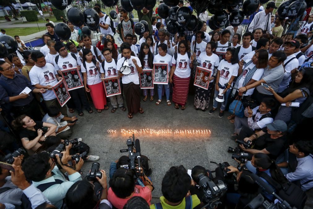 Manifestantes exigem libertação de jornalistas 