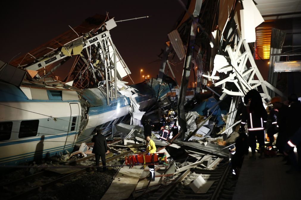 Quatro mortos e 43 feridos em acidente de comboio de alta velocidade na Turquia