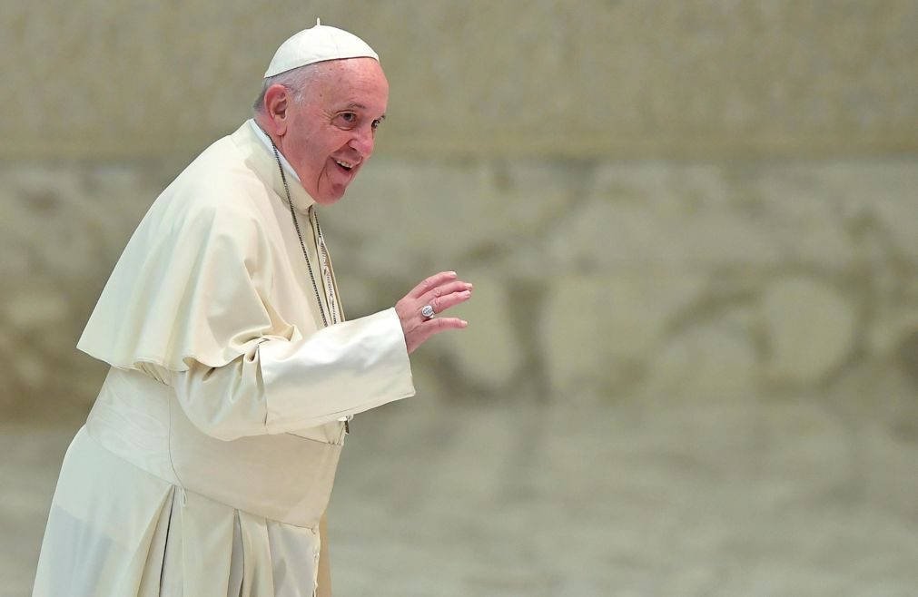 Papa revela que bispo argentino enfrenta julgamento no Vaticano por abusos sexuais