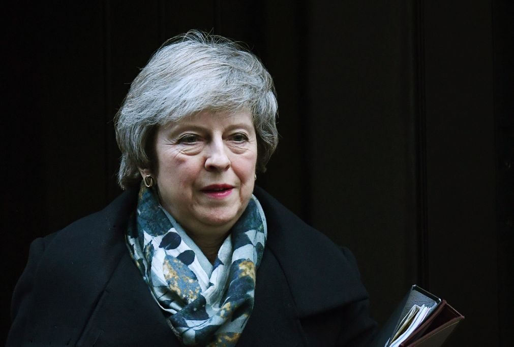 Brexit leva 'nega' e Theresa May tem lugar em risco