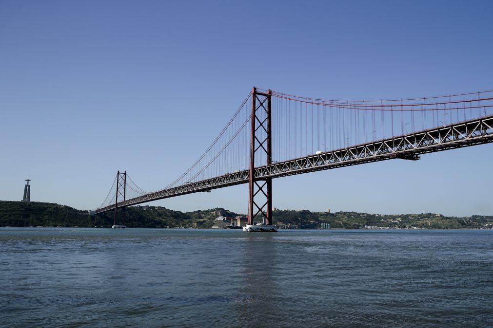 ALERTA | Viatura incendeia-se na Ponte 25 de Abril. Trânsito está cortado