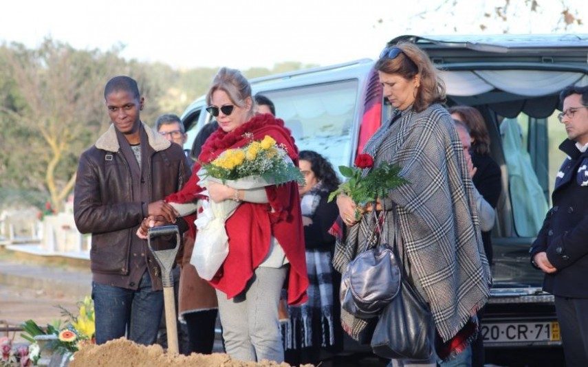 Cristina Caras Lindas chora morte de amigo e ajuda a pagar funeral