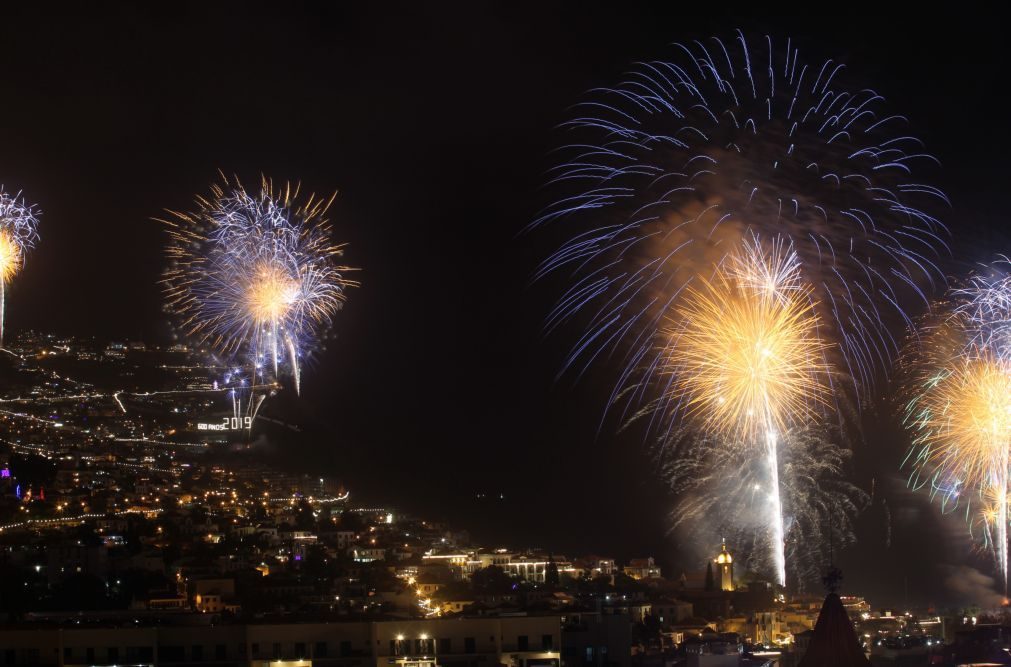 Fogo-de-artifício encheu Funchal de luz e cor apesar da ameaça constante de chuva
