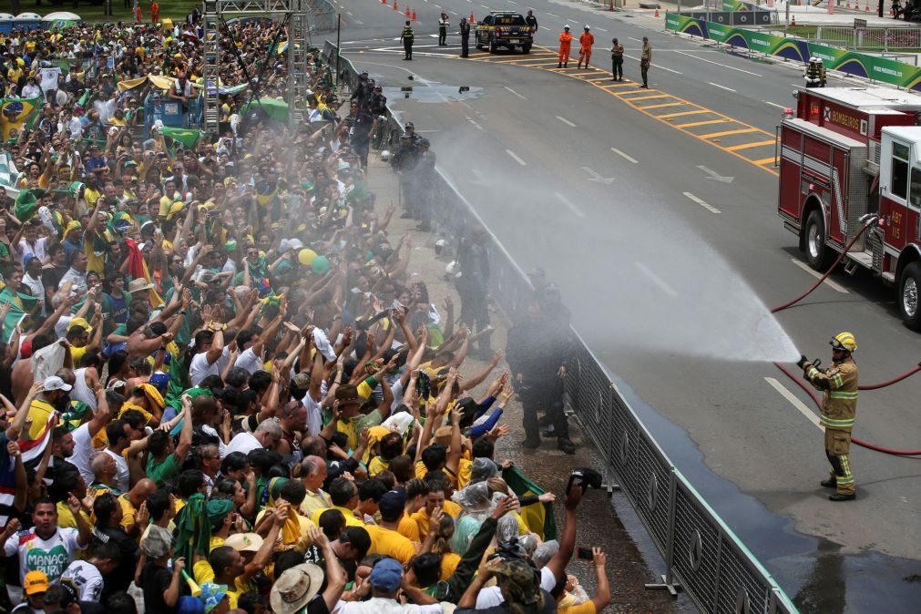 Milhares de brasileiros mostram apoio a Bolsonaro em desfile antes da posse