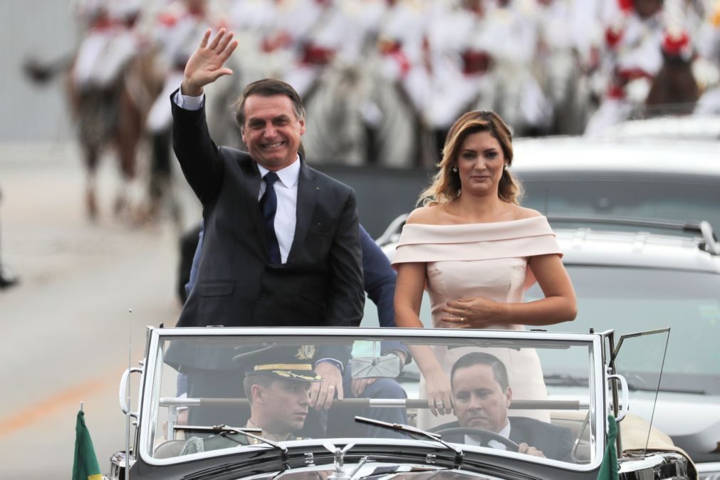 Bolsonaro aprova aumento de salário mínimo no Brasil para cerca de 225 euros