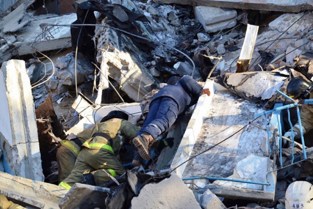 Número de mortos em desabamento de edifício na Rússia sobe para 37