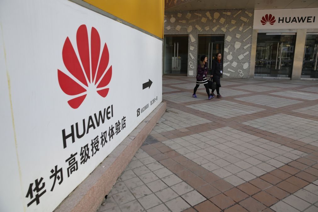 Huawei despromove dois funcionários que utilizaram iPhone