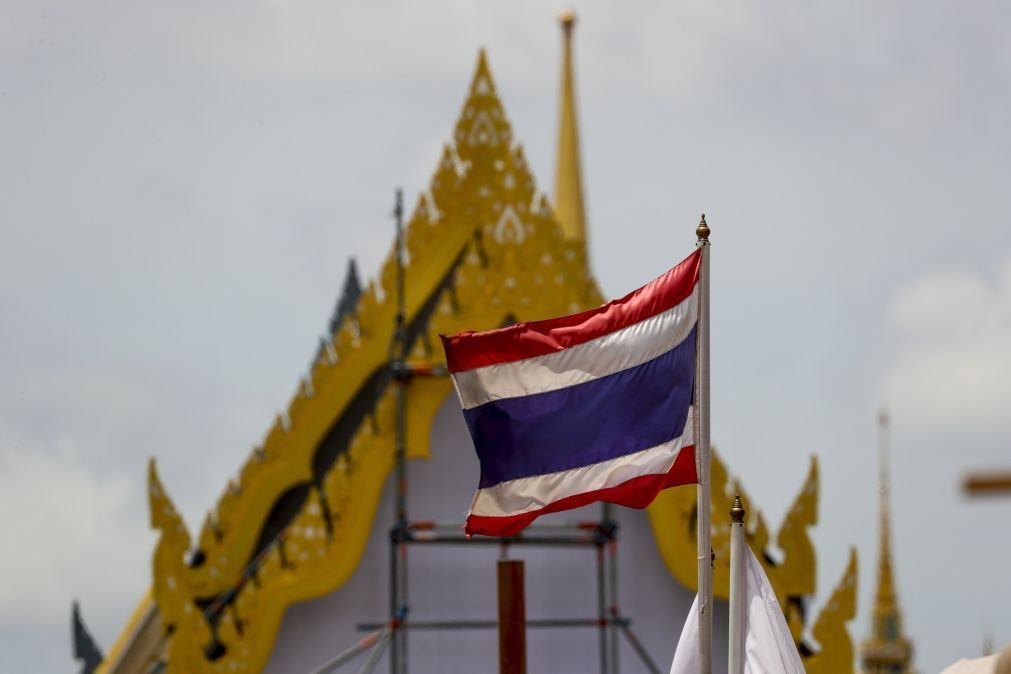 Pelo menos seis mortos e cinquenta feridos em acidente de autocarro na Tailândia