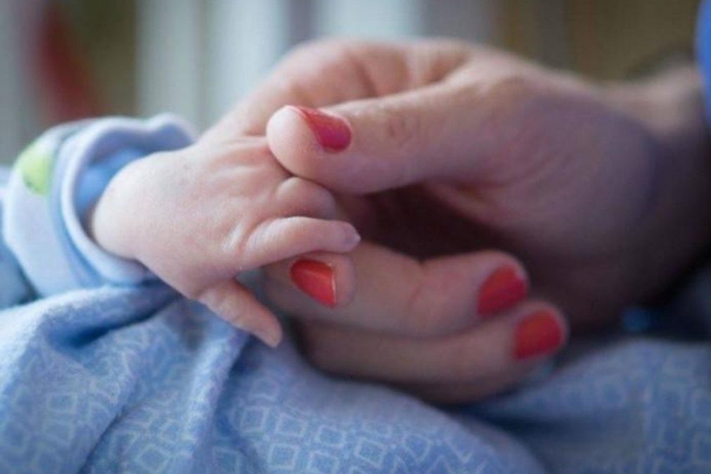 Mulher dá à luz par de gémeos 26 dias depois do nascimento do primeiro filho