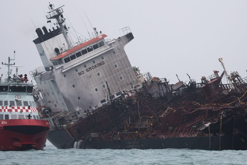 Incêndio em petroleiro faz pelo menos um morto em Hong Kong