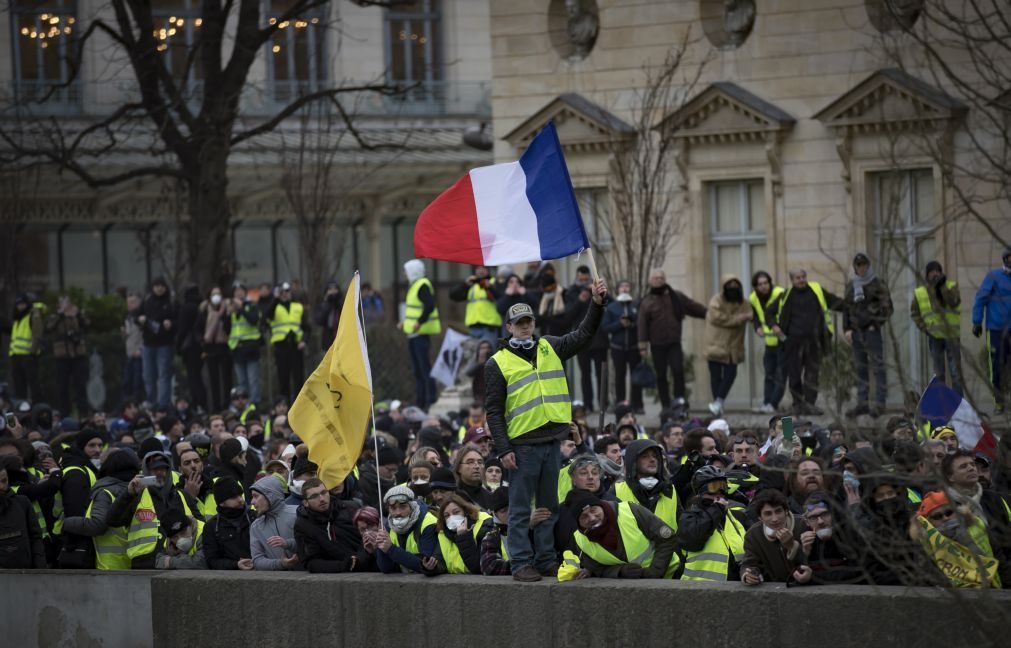 Coletes amarelos: França pede 