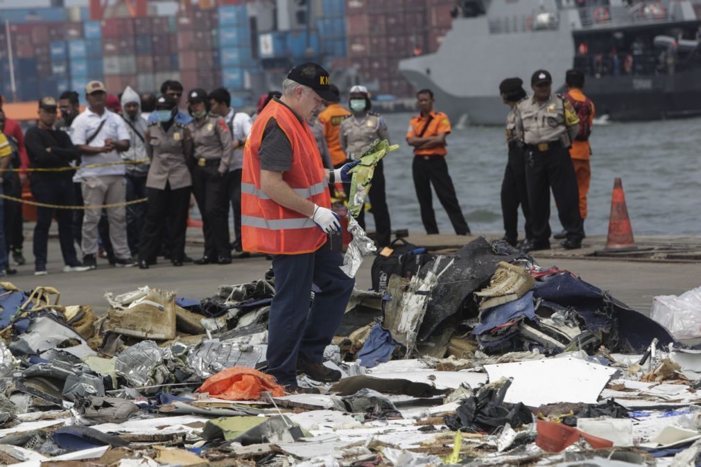 Encontrada caixa negra do avião que caiu na Indonésia