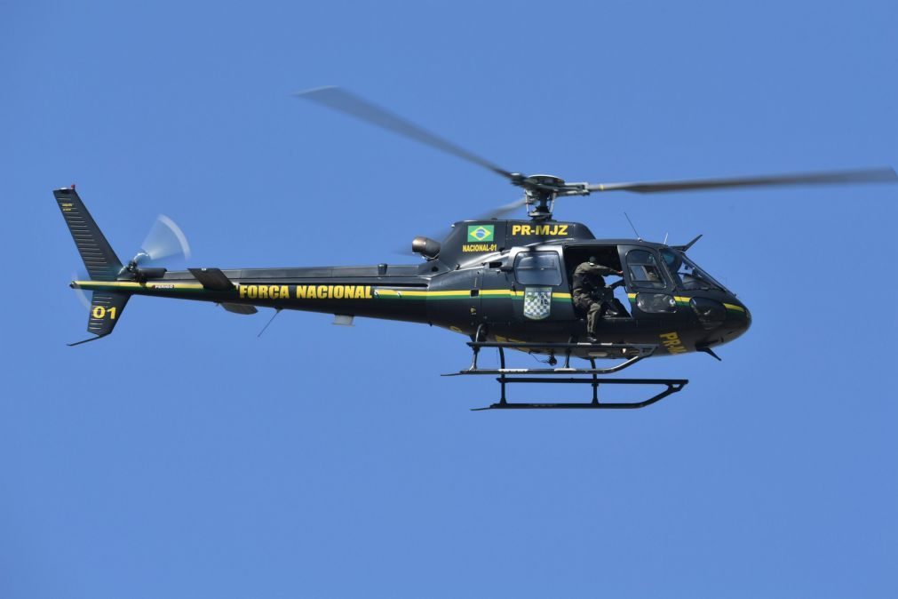 [Atualização] Resgatados tripulantes de helicóptero que caiu ao mar no Rio de Janeiro