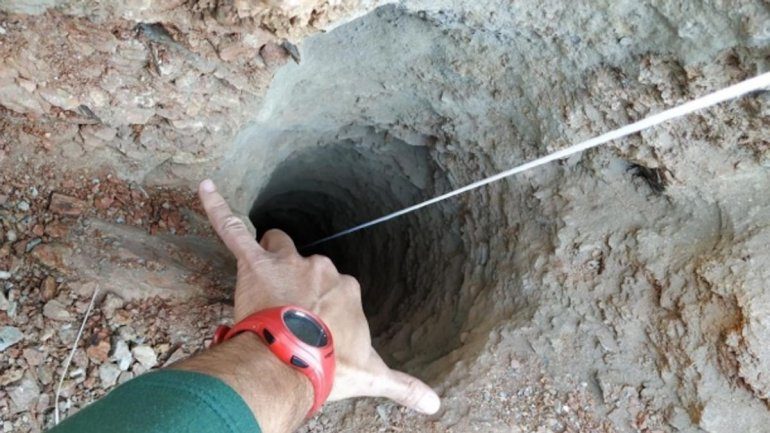 [Atualização] Autoridades escavam buraco para salvar criança de dois anos que num poço