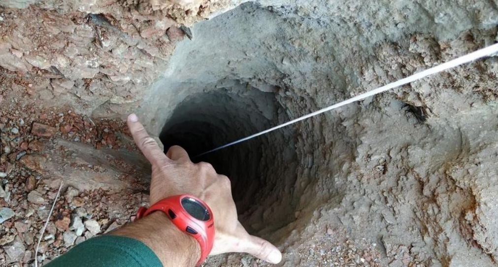 Equipas escavam túnel lateral para chegar ao menino que caiu num poço em Málaga