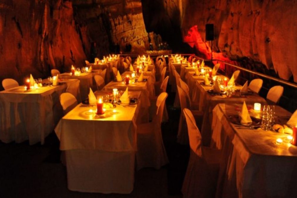 Este é o local mais incrível para jantar no Dia dos Namorados: numa gruta