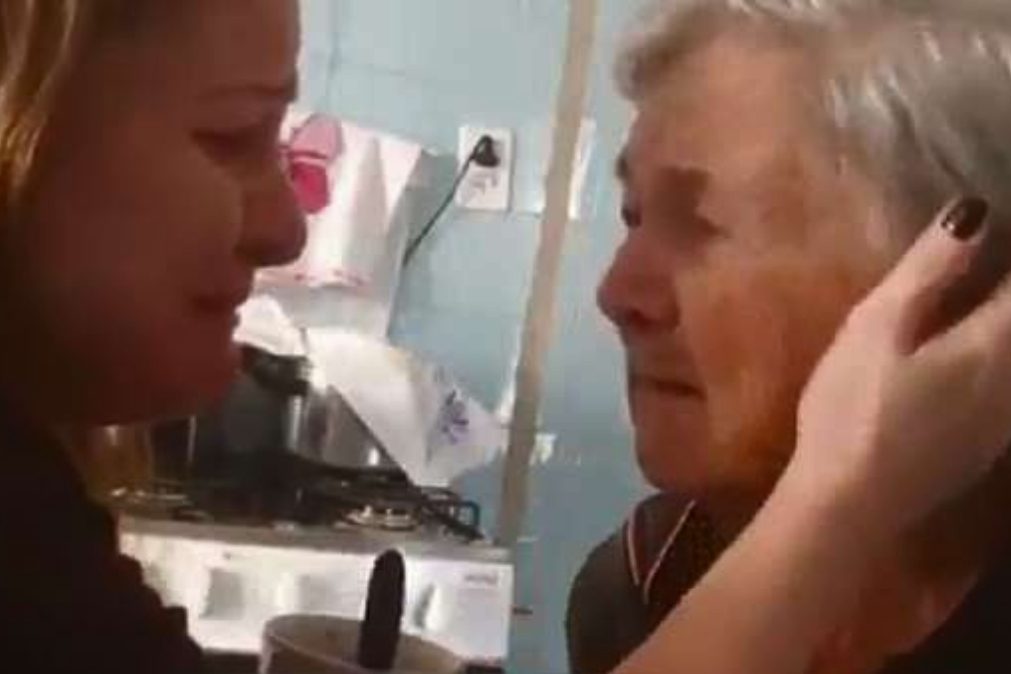 Mulher com alzheimer reconhece neta por breve momento [vídeo]