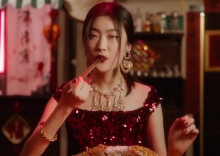 Modelo chinesa pede desculpa por ter participado em campanha polémica da Dolce & Gabbana