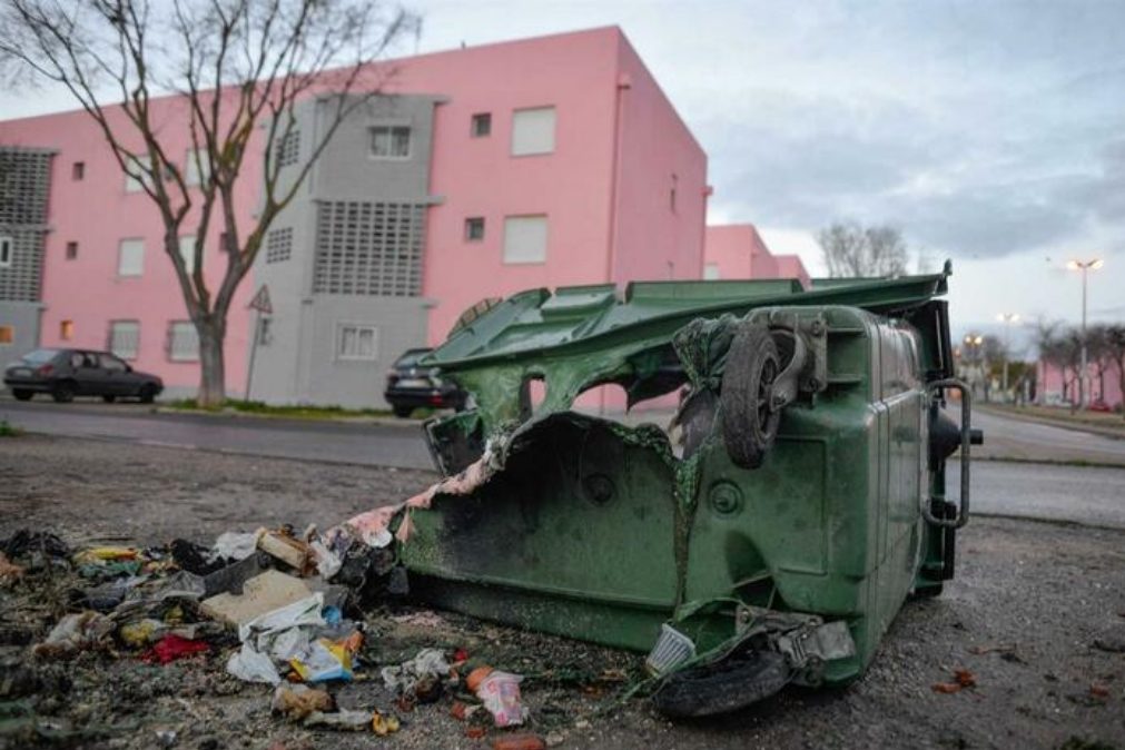 Noite de vandalismo. Autocarro e mais de 30 caixotes do lixo incendiados