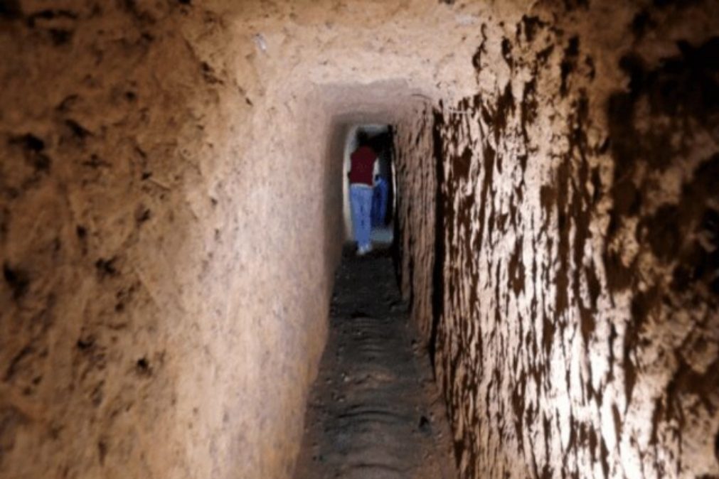 Escava túnel para espiar ex-namorada e acaba preso no seu interior durante horas