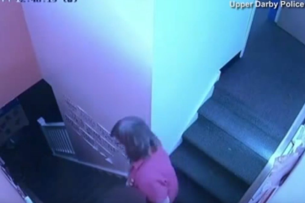 Chocante! Ama filmada a empurrar criança pelas escadas