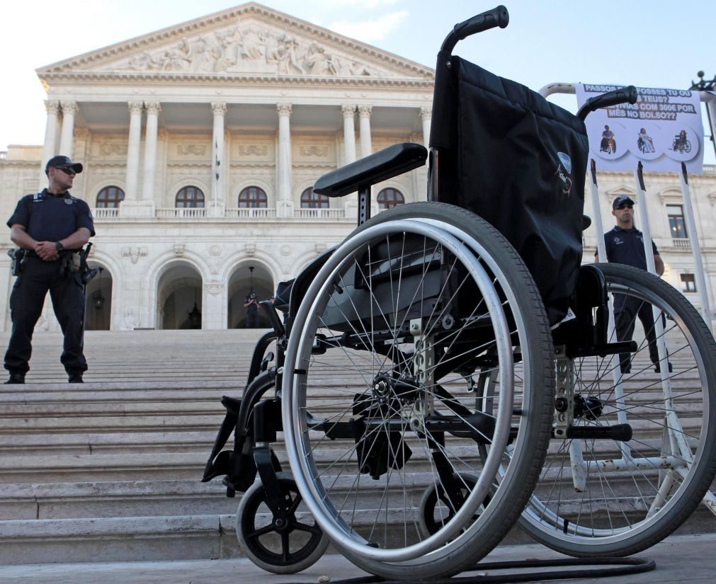 Empresas obrigadas a partir de hoje a contratar pessoas com deficiência