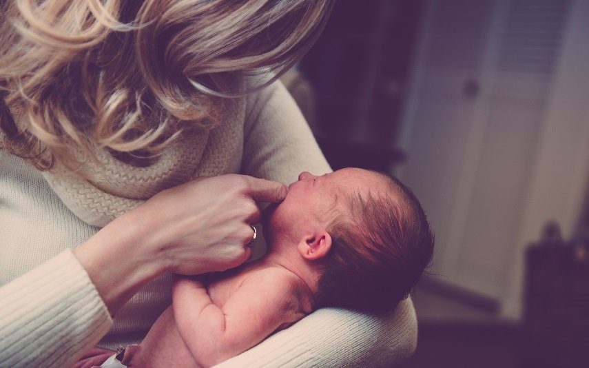 Ser mãe solteira: «Eu e o meu filho estamos doentes e estou sem forças para cuidar dele»