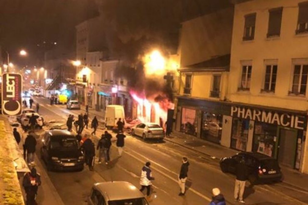 Fogo posto em prédio de Lyon mata mulher grávida e filho [vídeo]