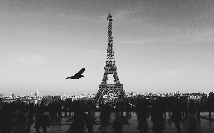 ALERTA | Torre Eiffel evacuada após homem tentar escalar monumento em Paris