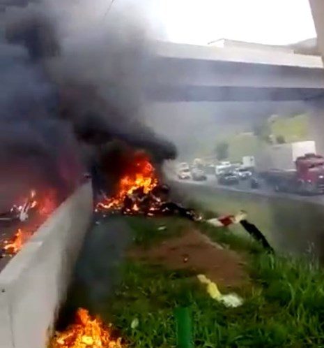 Helicóptero cai contra camião em São Paulo e faz dois mortos. Entre as vítimas está um jornalista