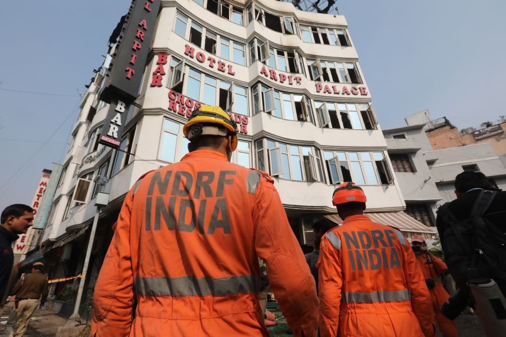 17 mortos em incêndio num hotel. Mulher e criança atiraram-se de janela