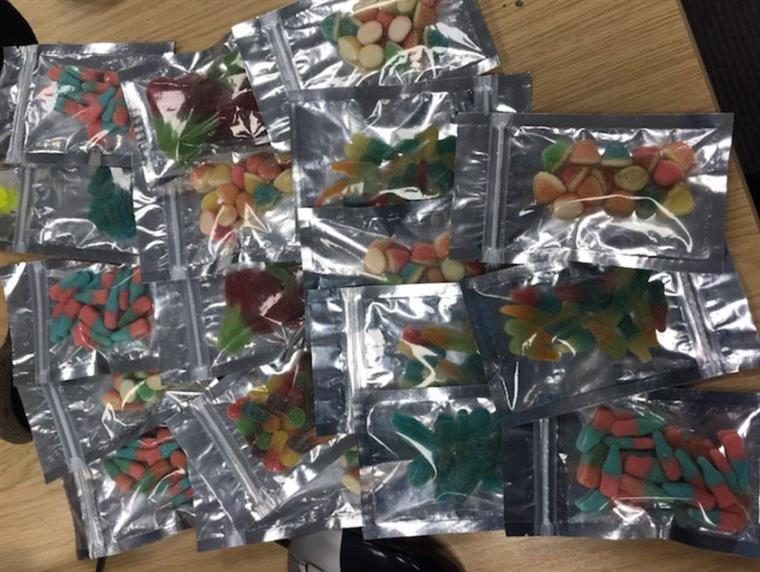 Apanhado à porta de escola a vender droga escondida em gomas