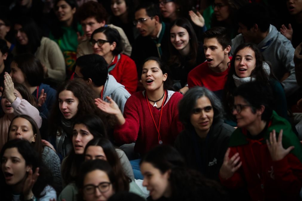 Um em quatro jovens portugueses legitima controlo e violência sexual no namoro