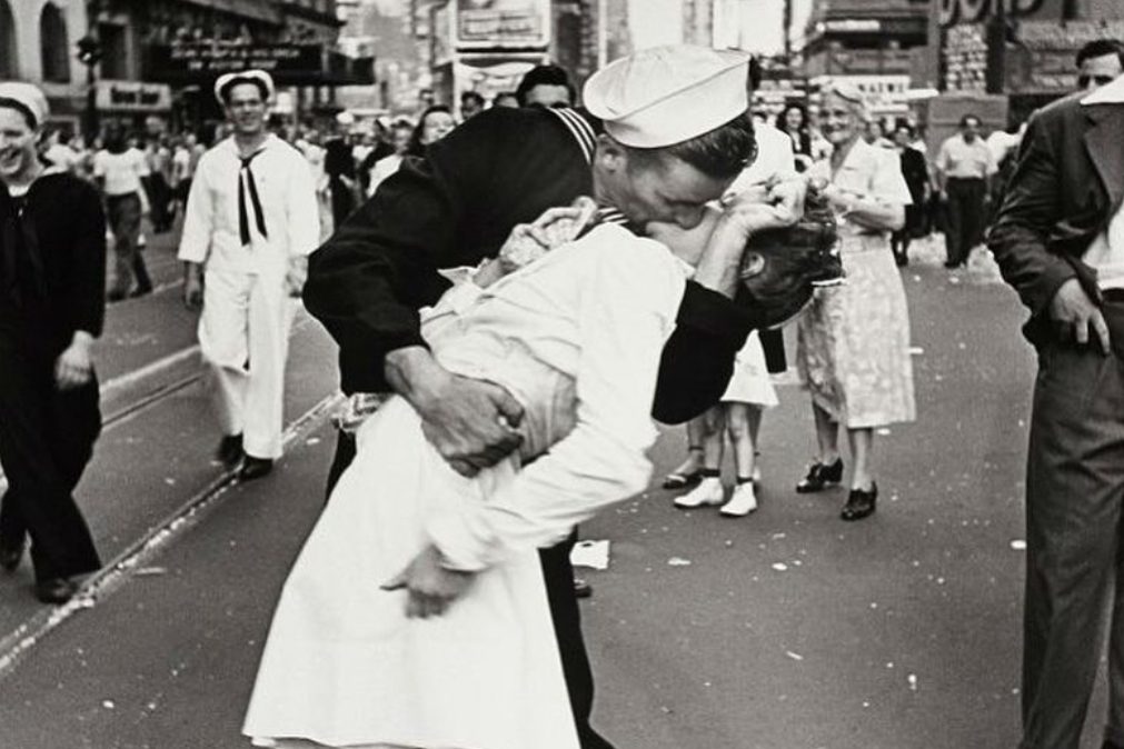 Morreu o marinheiro luso-descendente do beijo icónico em Times Square