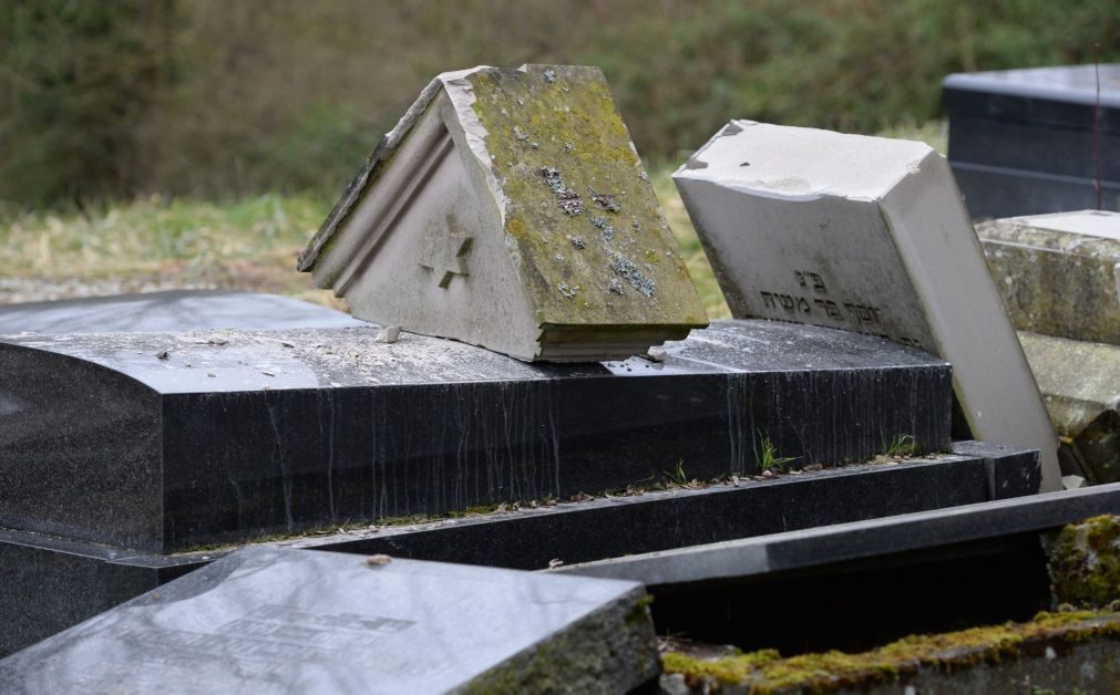 Profanadas cerca de 80 sepulturas de um cemitério judeu em França