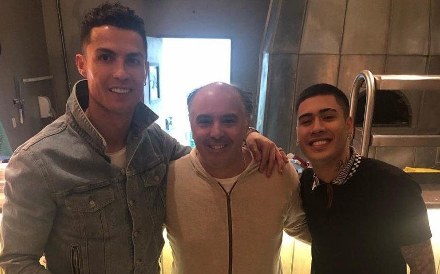 Cristiano Ronaldo e Kevinho Futebolista e cantor juntos em dia de concerto do brasileiro