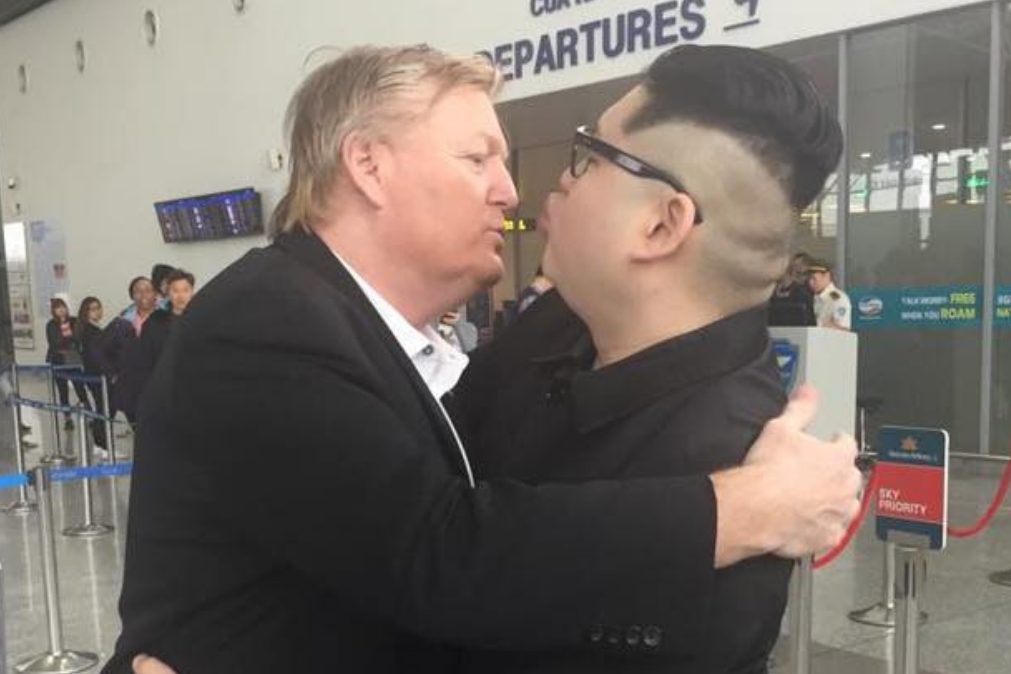 Imita Kim Jong Un e é deportado: «A sátira é uma arma contra ditadores»