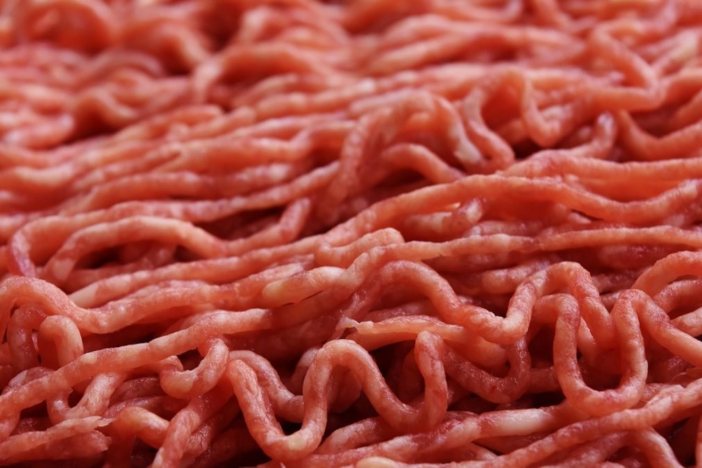 Alerta | Carne picada à venda nos talhos é um «cocktail de bactérias e sulfitos»