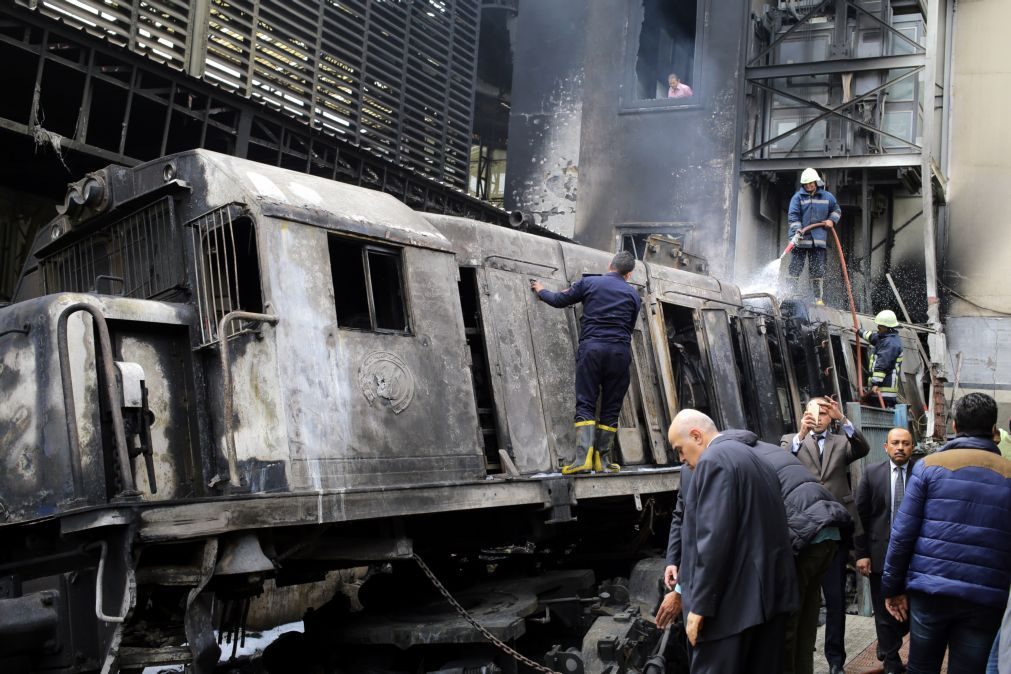20 mortos em incêndio numa estação de comboios no Egito