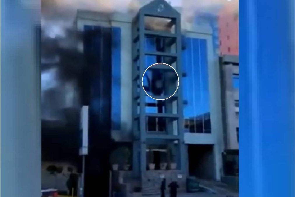 Fogo em hospital leva homem desesperado a saltar de 5.º andar [vídeo]