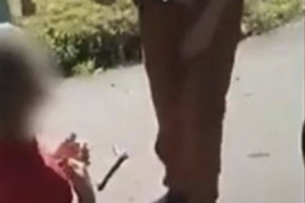 Criança ameaçada com revólver e obrigada a beijar os pés ao agressor [vídeo]