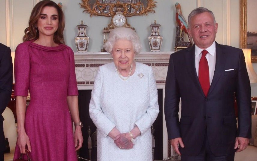 Rainha Isabel II preocupa Reino Unido A mão completamente roxa da monarca